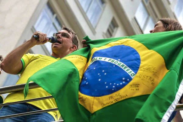 FlavioBolsonaro's tweet photo. Hoje, a nossa Constituição Federal completa 38 anos. 

Um bom momento para lembrar as palavras escolhidas pelos constituintes para abrir a Constituição de 1988: liberdade, segurança, bem-estar, desenvolvimento, igualdade e justiça.

Falaram em uma sociedade fraterna, plural e sem preconceitos, fundada na harmonia social e entre os Poderes.

A Constituição não pertence à direita nem à esquerda. Pertence ao povo brasileiro.

E há 38 anos, ela terminou seu Preâmbulo com uma expressão que também diz muito sobre a nossa história:

“Sob a proteção de Deus”.

Que Deus continue abençoando o Brasil e nos dê sabedoria para preservar a liberdade, a democracia e a paz entre os brasileiros.