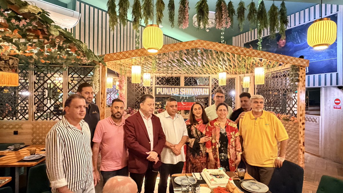 PTISPAINEUROPE's tweet photo. پاکستان تحریک انصاف اسپین کی جانب قیادت نے انتہائی سادگی اپن�� کپتان لیڈر جناب عمران احمد خان نیازی کی 74 سالگرہ کا کیک کاٹا کیک کاٹتے ہوئے پُرجوش نعرے بھی لگائے گئے اور آخر میں عمران خان صاحب کی جلد رہائی ��ور صحت کے دُعا بھی کروائی گئی 
❤️🫶
#اکتوبر5_یوم_عمران_خان #سر_بکف_میدان_میں #عوامی_سمندر_سڑکوں_پر
@SMalik100s @AbdulSaboorCho1 @huma_jamshed @Zubiatahir91 @szshah512 @YtHansolo @javdanhussain @AtifChBCN @ImranKhanPTI @PtiOicOfficial @SajjadBurki