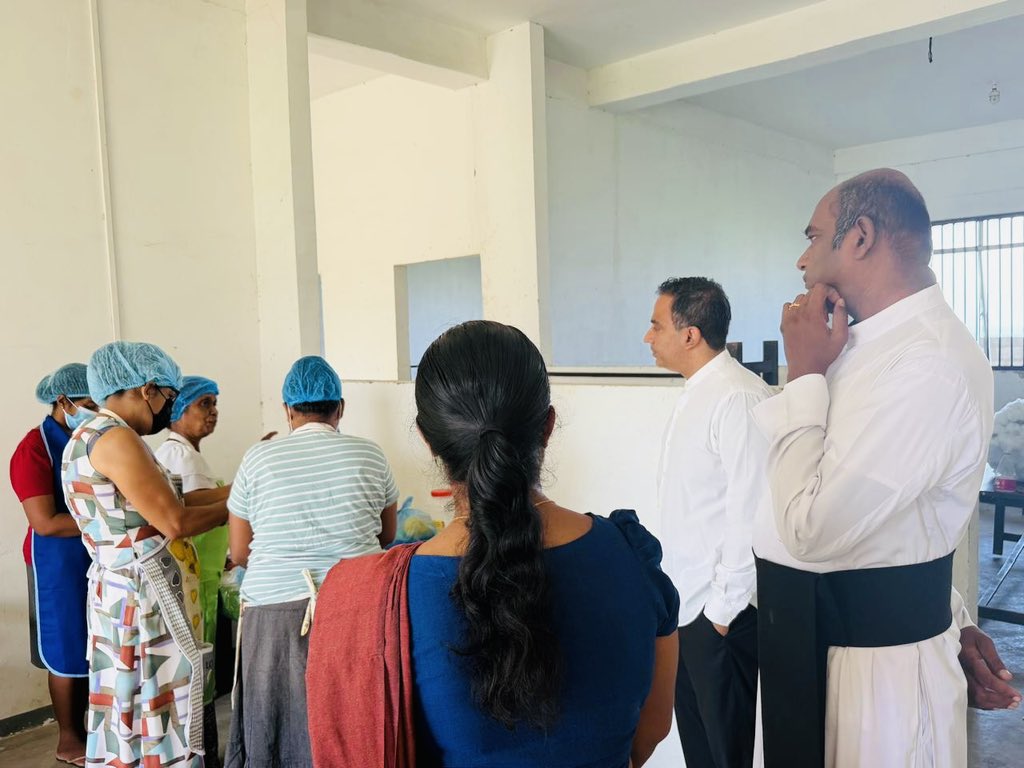 rajakarunahs's tweet photo. මාගේ විමධ්යගත ප්රතිපාදන මගින් ක්රියාත්මක මීගමුව ආසනයේ කාන්තා වෘත්තීය පුහුණු වැඩසටහන් මාලාවේ තවත් වැඩසටහනක් මීගමුව කුඩාපාඩුව දේවමාතා දේවස්ථානයේදී ආරම්භවූ අවස්ථාව.
#HarshanaRajakaruna #SamagiJanaBalawegaya #SriLankaPolitics #CleanPolitics https://t.co/1e3CCaJiOG
