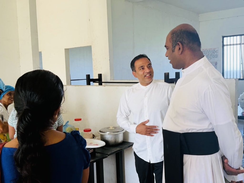 rajakarunahs's tweet photo. මාගේ විමධ්යගත ප්රතිපාදන මගින් ක්රියාත්මක මීගමුව ආසනයේ කාන්තා වෘත්තීය පුහුණු වැඩසටහන් මාලාවේ තවත් වැඩසටහනක් මීගමුව කුඩාපාඩුව දේවමාතා දේවස්ථානයේදී ආරම්භවූ අවස්ථාව.
#HarshanaRajakaruna #SamagiJanaBalawegaya #SriLankaPolitics #CleanPolitics https://t.co/1e3CCaJiOG