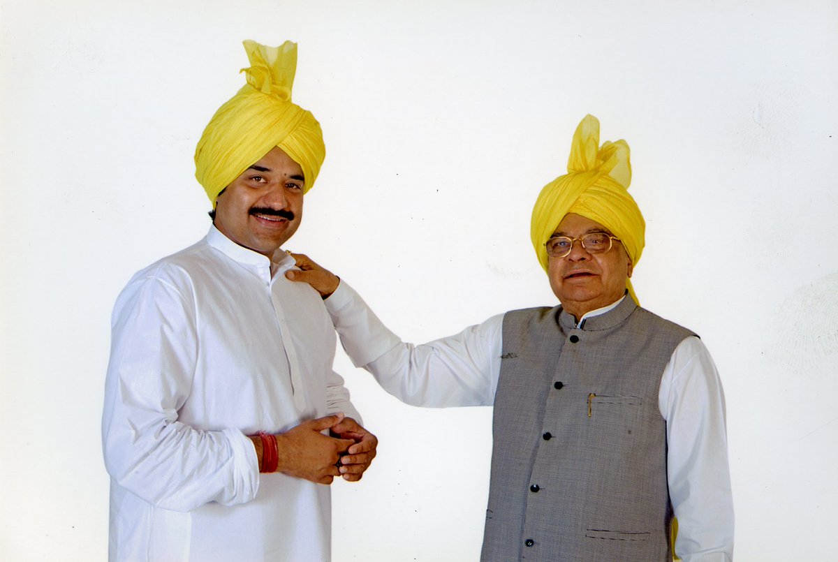 bishnoikuldeep's tweet photo. आज 6 अक्टूबर को मेरे पूजनीय पिता, हरियाणा के पूर्व मुख्यमंत्री, युगपुरुष स्व. चौ. भजनलाल जी की जयंती पर उन्हें कोटि-कोटि नमन।

दुनिया के लिए वे एक बड़े राजनेता और जननेता थे, लेकिन मेरे लिए वे मेरे पहले शिक्षक, सबसे बड़े मार्गदर्शक और मेरी सबसे बड़ी ताकत थे।

उन्होंने मुझे सिखाया कि राजनीति सत्ता का नहीं, जनसेवा का माध्यम है। गरीब, किसान, युवा, कर्मचारी और 36 बिरादरी—हर व्यक्ति को अपना परिवार मानकर उसके सुख-दुख में खड़ा रहना ही उनकी राजनीति थी।

आज भी जब किसी गांव में कोई बुजुर्ग मेरा हाथ पकड़कर पिताजी से जुड़ी कोई पुरानी बात सुनाता है, तो महसूस होता है कि कुछ लोग दुनिया से चले जाते हैं, लेकिन लोगों के दिलों से कभी नहीं जाते।

पिताजी ने मुझे केवल अपना नाम नहीं दिया, एक बहुत बड़ी जिम्मेदारी सौंपी—अपने लोगों के साथ खड़े रहने की, हरियाणा के हितों की आवाज उठाने की और उनकी जनसेवा की परंपरा को आगे बढ़ाने की।

विरासत नाम से नहीं, कर्म से जीवित रहती है।

पिताजी, आपका नाम मेरी पहचान नहीं—मेरी प्रेरणा है।
आपकी विरासत मेरी संपत्ति नहीं - मेरी जिम्मेदारी है।
आपके आदर्श मेरे लिए भाषण नहीं - मेरे जीवन का मार्ग हैं।

आज आपकी जयंती पर मेरा संकल्प है जब तक जीवन है, आपके दिखाए रास्ते पर चलता रहूंगा, अपने लोगों के सुख-दुख में खड़ा रहूंगा और आपके सपनों के समृद्ध व खुशहाल हरियाणा के लिए संघर्ष करता रहूंगा।

आप जहां भी हैं, अपना आशीर्वाद बनाए रखिए पिताजी।
आपका बेटा आपकी दी हुई जिम्मेदारी को जीवन की अंतिम सांस तक निभाने का प्रयास करता रहेगा।

शत्-शत् नमन। 🙏