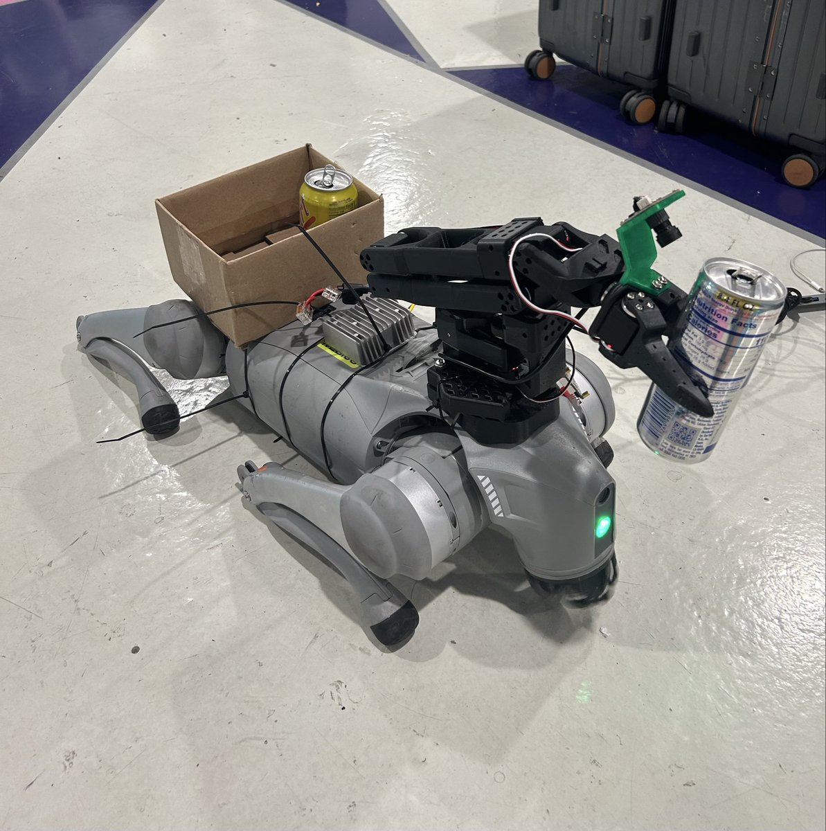 chloepilonv's tweet photo. Bonjour 👋

First assembly of the quadruped + robotic arm, powered by the quadruped’s battery, for autonomous trash picking in various environments.

@nebiusai @DhruvDiddi https://t.co/ZhlpcYvPDV