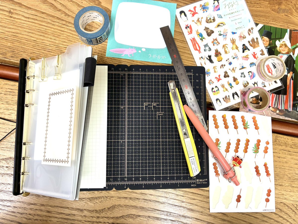 okamotoya1's tweet photo. 台湾発アトリエダイアリーはカバーがカッターマットになっている、どこでも創作の世界に入っていける、いわば持ち運べるお道具箱！カッターマットにA6やM5などガイドが入っているところが気が利いてる！万年筆型のクリップも好き‼️
カバーは全4色、税込7,700円。バイブルサイズでカスタムも捗ります！ https://t.co/NilU9aiDHg
