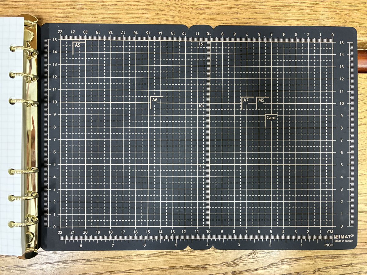 okamotoya1's tweet photo. 台湾発アトリエダイアリーはカバーがカッターマットになっている、どこでも創作の世界に入っていける、いわば持ち運べるお道具箱！カッターマットにA6やM5などガイドが入っているところが気が利いてる！万年筆型のクリップも好き‼️
カバーは全4色、税込7,700円。バイブルサイズでカスタムも捗ります！ https://t.co/NilU9aiDHg