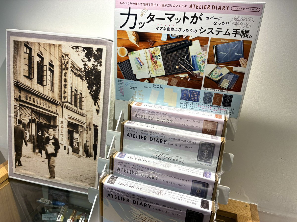 okamotoya1's tweet photo. 台湾発アトリエダイアリーはカバーがカッターマットになっている、どこでも創作の世界に入っていける、いわば持ち運べるお道具箱！カッターマットにA6やM5などガイドが入っているところが気が利いてる！万年筆型のクリップも好き‼️
カバーは全4色、税込7,700円。バイブルサイズでカスタムも捗ります！ https://t.co/NilU9aiDHg
