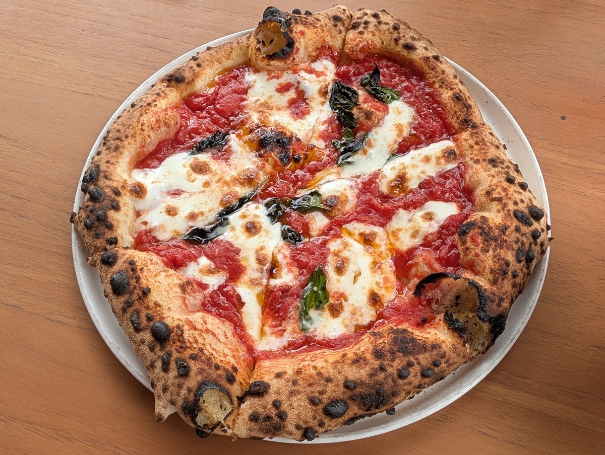 Hide_Boko's tweet photo. 昨日前から気になっていたお店でピザ食べてきた🍕
美味しかった😋✨ https://t.co/AHpVmybocz