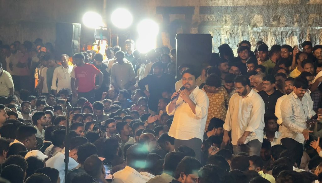 vishwajeetkadam's tweet photo. गेल्या तीन-चार दिवसांपासून MPSCचे विद्यार्थी आपल्या न्याय्य मागण्यांसाठी पुण्यात आंदोलन करत आहेत. काही विद्यार्थी उपोषणालाही बसले आहेत.

या विद्यार्थ्यांच्या प्रश्नांची तीव्रता आणि त्यांच्या मनातील अस्वस्थता लक्षात घेता, त्यांच्या पाठीशी ठामपणे उभे राहणे गरजेचे आहे.

माझे सहकारी आणि लहान बंधू आमदार रोहित पवार गेल्या काही दिवसांपासून विद्यार्थ्यांसोबत मुक्काम करून त्यांचे मनोबल वाढवत आहेत. काल मीदेखील विद्यार्थ्यांसोबत मुक्काम करून त्यांच्याशी संवाद साधला.

ही तरुणाई महाराष्ट्राची ताकद आहे. उद्याच्या प्रशासकीय व्यवस्थेत काम करून राज्याच्या विकासात योगदान देणारे अनेक अधिकारी याच विद्यार्थ्यांमधून घडणार आहेत.

त्यामुळे त्यांच्या प्रश्नांकडे संवेदनशीलतेने आणि गांभीर्याने पाहून त्यावर योग्य तोडगा काढणे गरजेचे आहे.

शासनाने या आंदोलनाची लवकरात लवकर दखल घेऊन विद्यार्थ्यांच्या मागण्या पूर्ण कराव्यात आणि त्यांना दिलासा द्यावा.