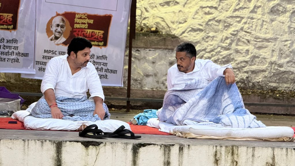 vishwajeetkadam's tweet photo. गेल्या तीन-चार दिवसांपासून MPSCचे विद्यार्थी आपल्या न्याय्य मागण्यांसाठी पुण्यात आंदोलन करत आहेत. काही विद्यार्थी उपोषणालाही बसले आहेत.

या विद्यार्थ्यांच्या प्रश्नांची तीव्रता आणि त्यांच्या मनातील अस्वस्थता लक्षात घेता, त्यांच्या पाठीशी ठामपणे उभे राहणे गरजेचे आहे.

माझे सहकारी आणि लहान बंधू आमदार रोहित पवार गेल्या काही दिवसांपासून विद्यार्थ्यांसोबत मुक्काम करून त्यांचे मनोबल वाढवत आहेत. काल मीदेखील विद्यार्थ्यांसोबत मुक्काम करून त्यांच्याशी संवाद साधला.

ही तरुणाई महाराष्ट्राची ताकद आहे. उद्याच्या प्रशासकीय व्यवस्थेत काम करून राज्याच्या विकासात योगदान देणारे अनेक अधिकारी याच विद्यार्थ्यांमधून घडणार आहेत.

त्यामुळे त्यांच्या प्रश्नांकडे संवेदनशीलतेने आणि गांभीर्याने पाहून त्यावर योग्य तोडगा काढणे गरजेचे आहे.

शासनाने या आंदोलनाची लवकरात लवकर दखल घेऊन विद्यार्थ्यांच्या मागण्या पूर्ण कराव्यात आणि त्यांना दिलासा द्यावा.