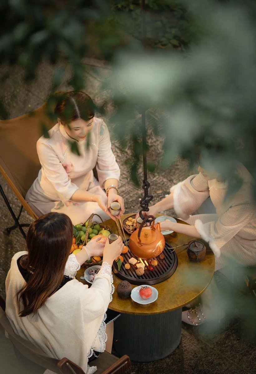MistRavenf1lb's tweet photo. Hey! Hui Hui, Lang and I bonded over warm tea today. https://t.co/Q54LZs9WGX