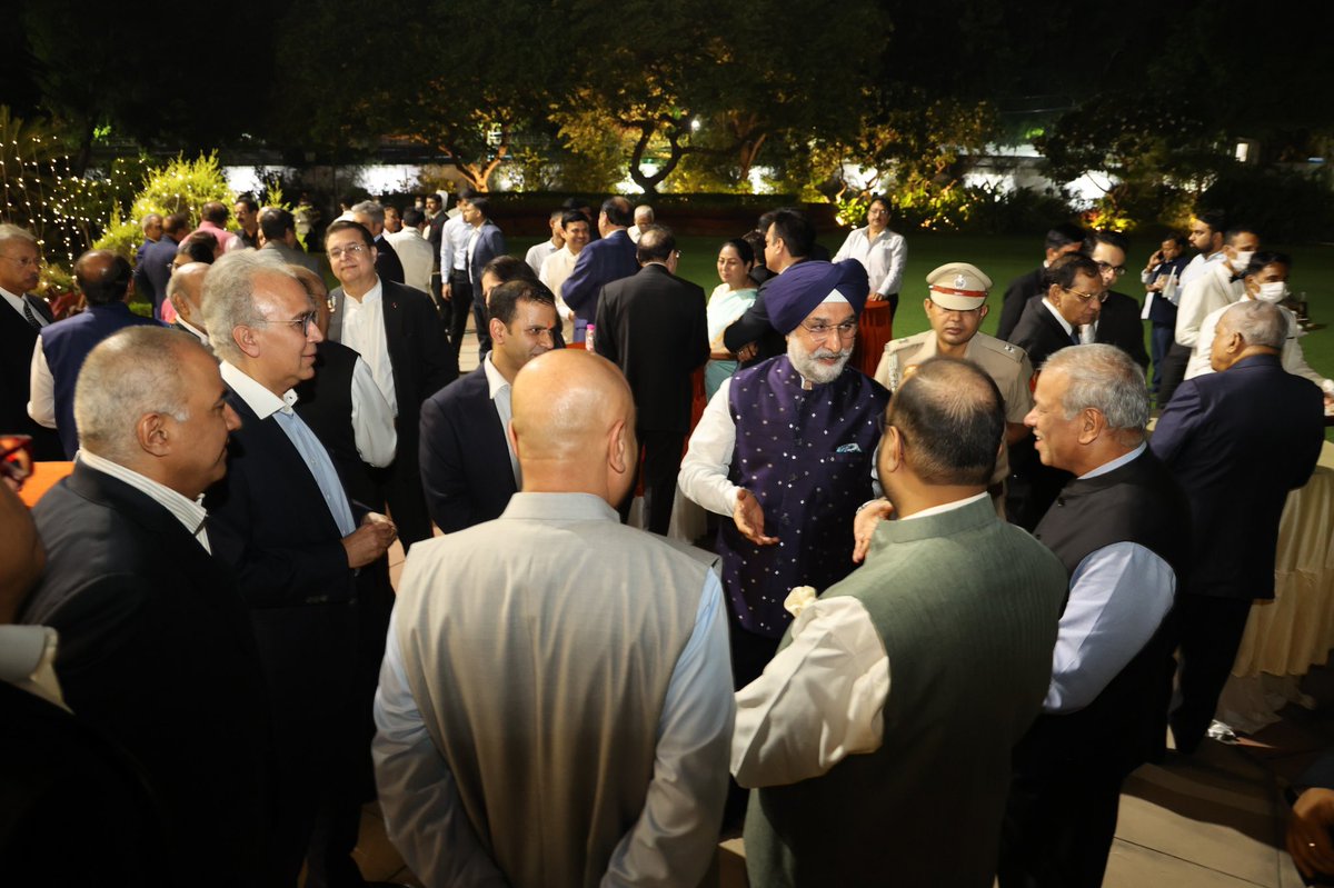 LtGovDelhi's tweet photo. Engaged with captains and leaders of industry at @LokNiwasDelhi last evening, alongside Hon’ble CM Smt. @gupta_rekha Ji, to discuss Delhi’s investment potential and opportunities for expansion.

Delhi’s strategic location, robust infrastructure and skilled workforce make it well placed to attract green, sustainable and future-ready enterprises.

The corporate community’s insights and partnership are essential as we work together to create new opportunities and build a prosperous #ViksitDilli.