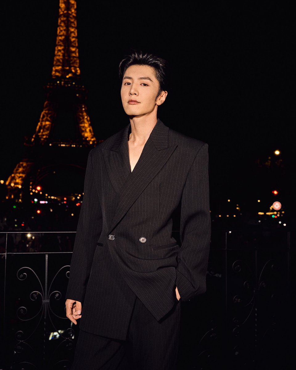 Bunterngonline's tweet photo. SAINT LAURENTCELEBRITIES AT WOMEN’S SUMMER 2027
 
Saint Laurent เผยโฉมคอลเล็กชั่น Women’s Summer 2027 โดย Anthony Vaccarello ท่ามกลางบรรยากาศอันน่าจับตาของ Paris Fashion Week พร้อมต้อนรับเหล่าคนดังและบุคคลสำคัญจากหลากหลายวงการที่เดินทางมาร่วมชมแฟชั่นโชว์ ณ กรุงปารีส เมื่อวันพุธที่ 30 กันยายน เวลา 02.00 น. ตามเวลาประเทศไทย หรือ วันอังคารที่ 29 กันยายน เวลา 21.00 น. ตามเวลาท้องถิ่น 
แฟชั่นโชว์ครั้งนี้สะท้อนวิสัยทัศน์ของ Anthony Vaccarello ผ่านคอลเล็กชั่นที่ได้รับแรงบันดาลใจจาก “แสง” และ “ทอง” ซึ่งถือเป็นสีที่มีความผูกพันอย่างลึกซึ้งกับ Saint Laurent ความโดดเด่นของคอลเล็กชั่นยังสะท้อนผ่านบรรยากาศของโชว์ ณ Trocadéro โดยมีหอไอเฟลเป็นฉากหลัง พร้อมองค์ประกอบสีทองที่สร้างภาพอันน่าจดจำให้กับค่ำคืนแห่งแฟชั่นในกรุงปารีส
กับการปรากฎตัวของ เตนล์ ชิตพล และ มิ้ลค์ พรรษา สองตัวแทนจากประเทศไทยในฐานะแขกคนสำคัญของ Saint Laurent ร่วมด้วยเหล่าเซเลบริตี้และบุคคลสำคัญจากหลากหลายวงการ อาทิ ROSÉ, ANTON, HAILEY BIEBER, KATE MOSS, KIKO MIZUHARA, POST MALONE และอีกมากมายท่ามกลางบรรยากาศอันโดดเด่นของแฟชั่นวีค ณ กรุงปารีส 
เพิ่มเติม▶️ https://t.co/JkCZfhwAXI

#YSL #SaintLaurent #YvesSaintLaurent 
@ysl @anthonyvaccarello

#บันเทิงไทยออนไลน์
#bunterngthaionline