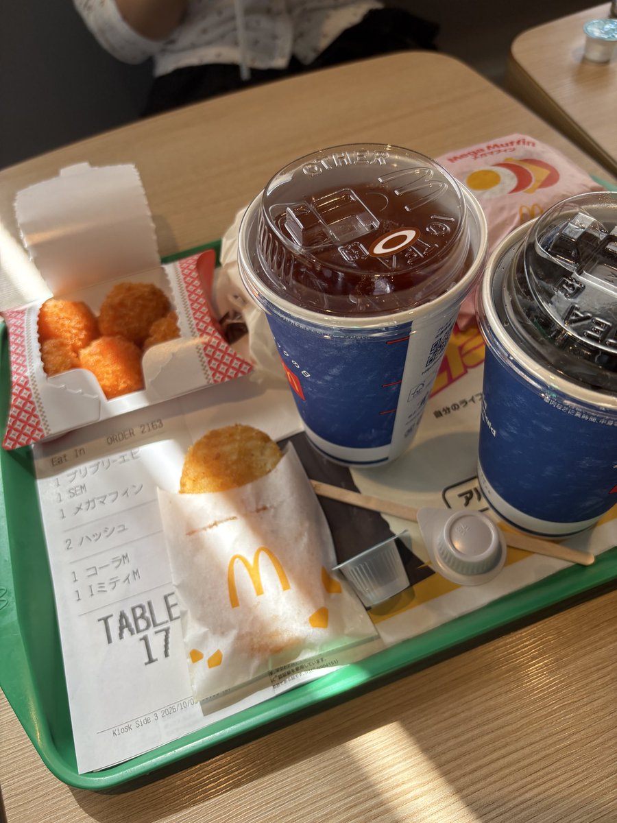 ememanyade2's tweet photo. 旅行は朝マックスタート！！
えびプリ美味いやん https://t.co/qVwB6NvVSD