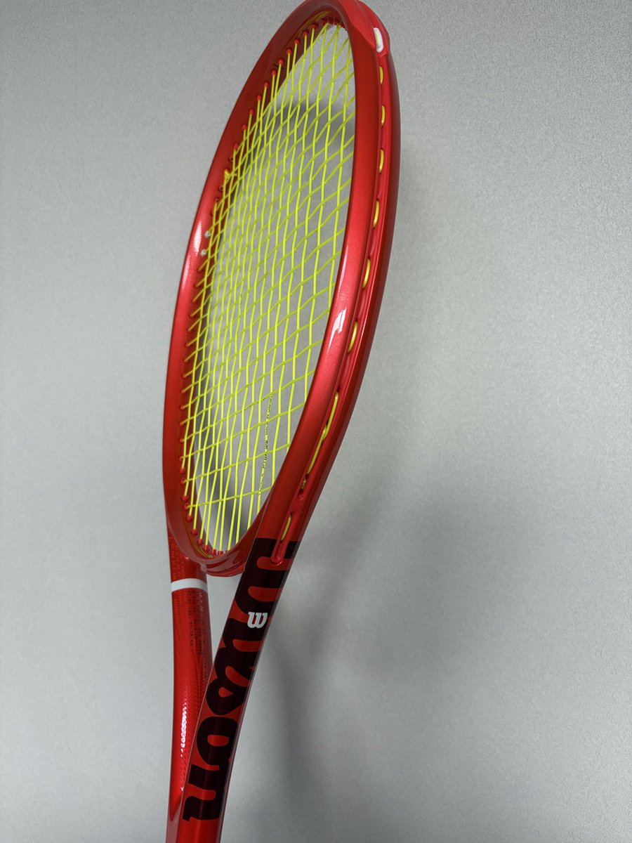 racket_review's tweet photo. DEFYER98（REDLINE)はラウンド形状なのに柔らかい打球感、ホールド感を感じれる打球感。
他のラケットには無い良さがある。
デザインのカッコいい！
でも自分にはオーバーパワーでした。。。 https://t.co/gPI9Rip1cO