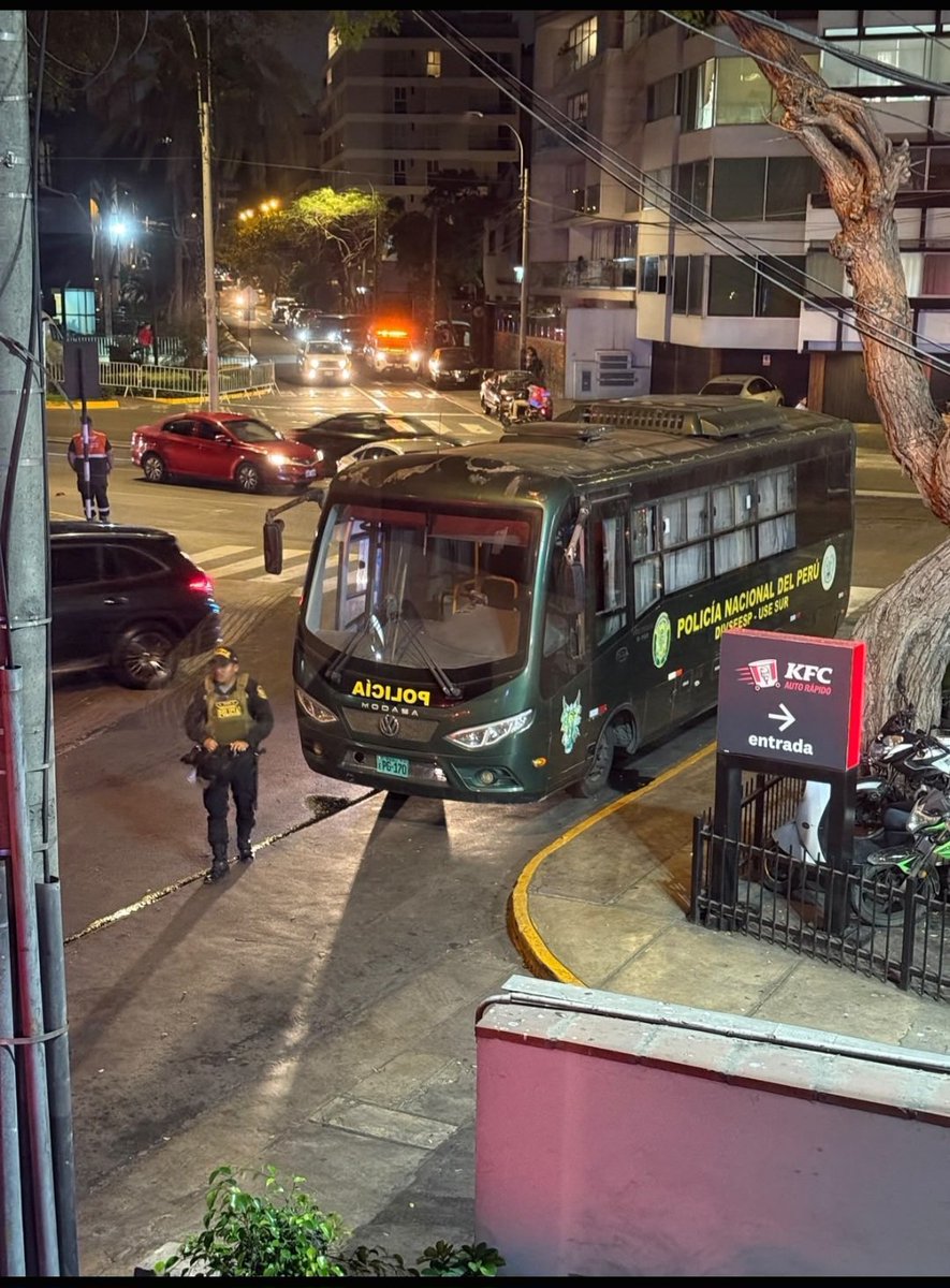 RoyAlta_Peru's tweet photo. Miren, para cuidar a los BTS hay un Montón de polícias.

Pero para cuidar a los chóferes que 
Todos los días son 4ses#nad0s no 
hay ni mda. QUE INDIGNANTE CSM. https://t.co/2PL7IH4R5I