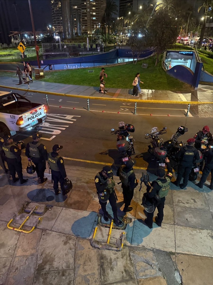 RoyAlta_Peru's tweet photo. Miren, para cuidar a los BTS hay un Montón de polícias.

Pero para cuidar a los chóferes que 
Todos los días son 4ses#nad0s no 
hay ni mda. QUE INDIGNANTE CSM. https://t.co/2PL7IH4R5I