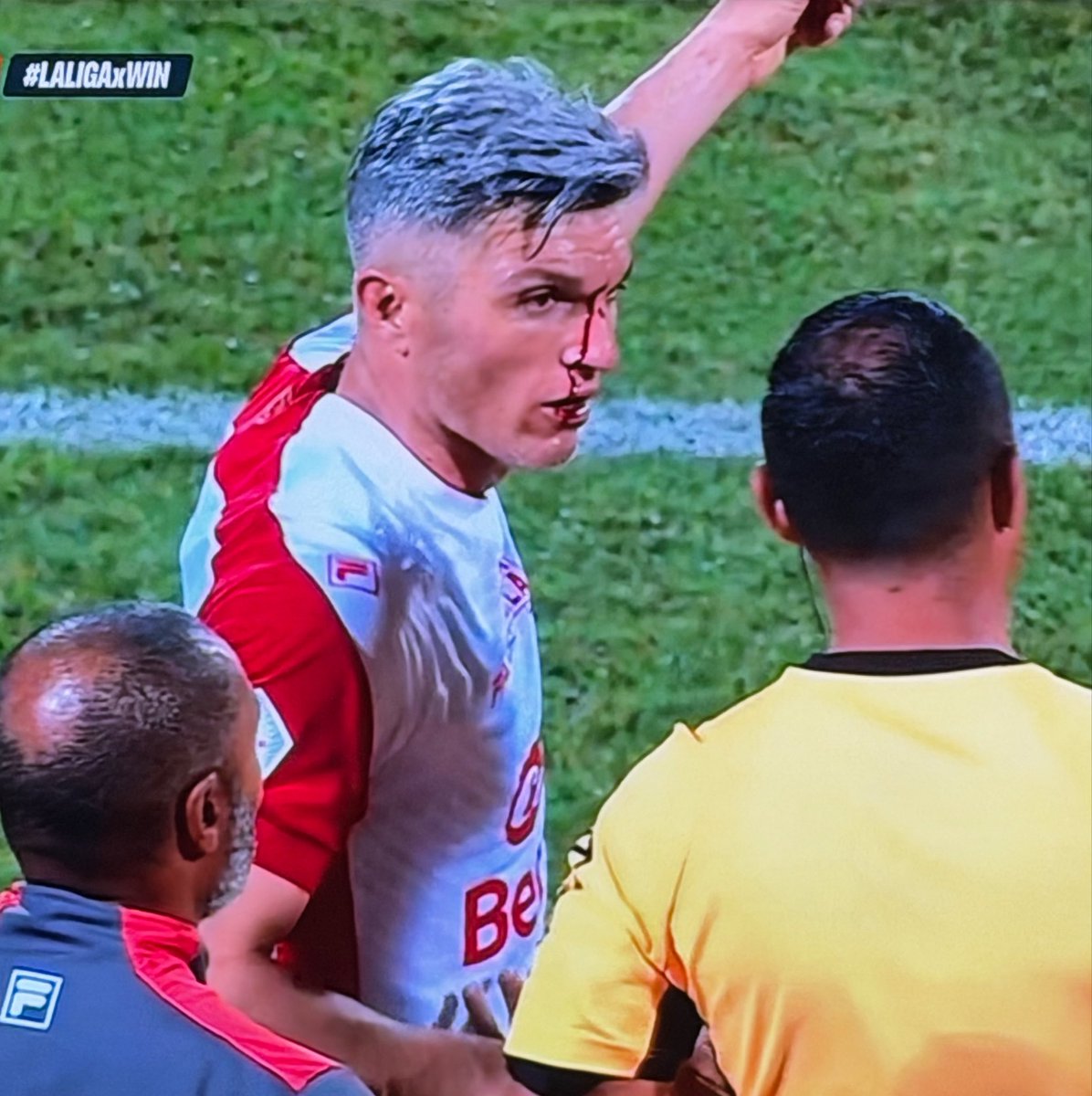 SoyMiguelParis's tweet photo. ❌ ¡Lamentable agresión contra Daniel Torres 🦁 en el estadio de Itagüí!

📌 El capitán de @SantaFe 🇮🇩 fue impactado por un objeto lanzado desde la tribuna cuando se dirigía al banco de suplentes del León. https://t.co/J6aAYb1Pbv