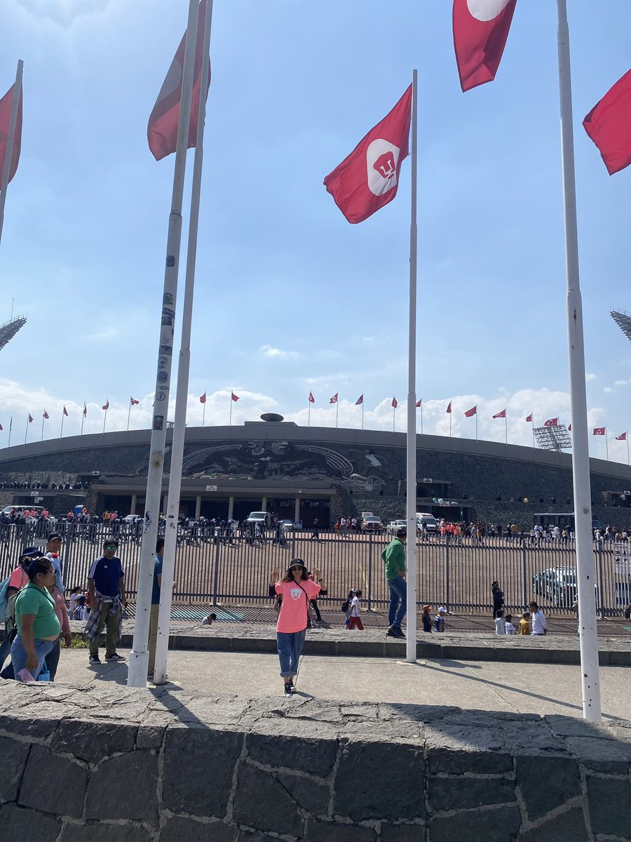 Vriazquez7's tweet photo. @BancaMifel Siempre llego y me tomo una foto en las banderas , si no tomo esa foto es como si no fuera al estadio @BancaMifel https://t.co/SJyNgrhlnR