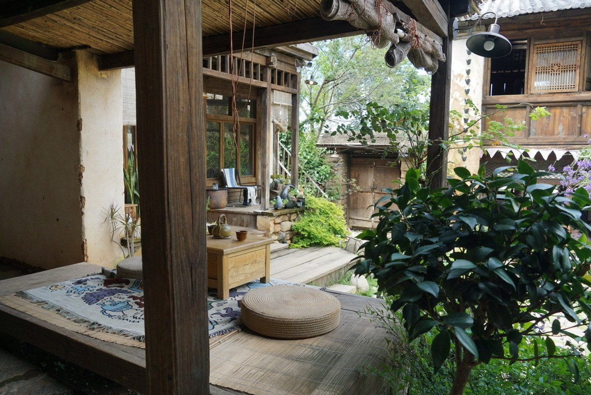 BenjaminHafbun's tweet photo. In the quiet courtyard, the wind stirs old stories—no need for sensational twists here. https://t.co/viyCPupZHU