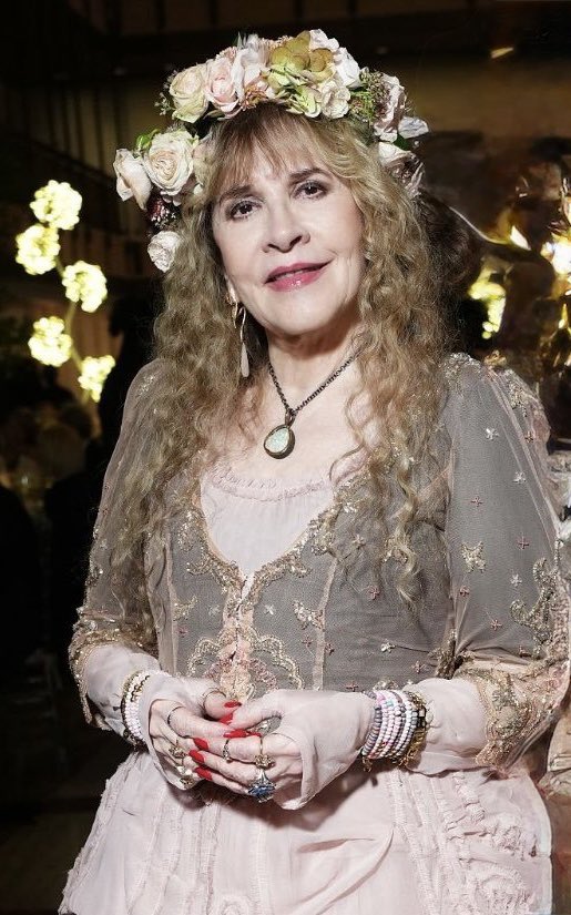 moonduststevie's tweet photo. She did her classic Stevie pose 🥲 https://t.co/rKWbaHlpZz