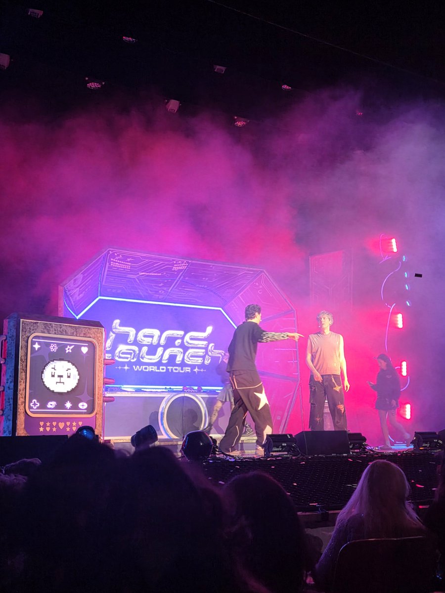 daffodil_crown's tweet photo. okay <3 yay <3 #hardlaunchtour #hltspoilers https://t.co/1vLc1GT1kX