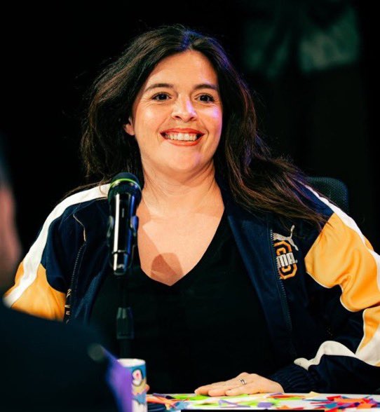 DiegoArchives's tweet photo. hay cosas que nunca se pierden, Dalma con la campera que el Diego usaba para ir a lo de Mauro Viale https://t.co/fpVGYNCzuQ
