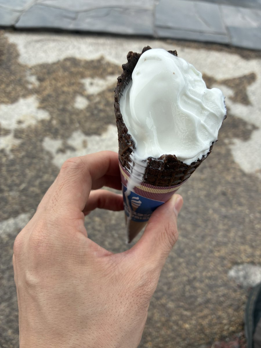 charon_alter's tweet photo. ソフトクリームも満足に食べられない男 https://t.co/5ZJBsN8RJL