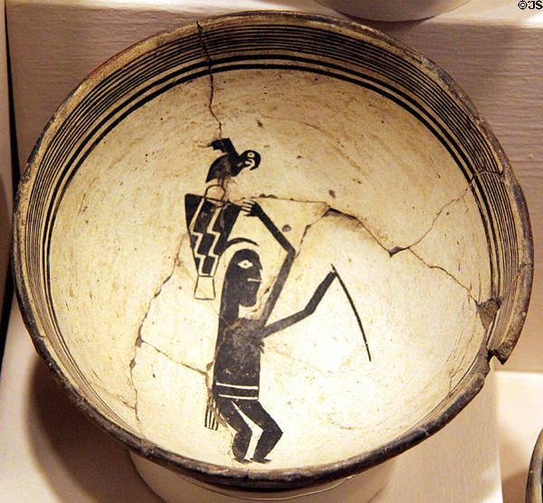 HaugrBjorn's tweet photo. A 12th cent. Mimbres woman carrying a basket pack on tumpline, she bears a Scarlet Macaw, born far to the south. Their feathers and ability to speak, as well as religious connotations, made the birds extremely sacred and prized  for ritual. Based on this ceremonial painted bowl: https://t.co/hUFRI0VzNA