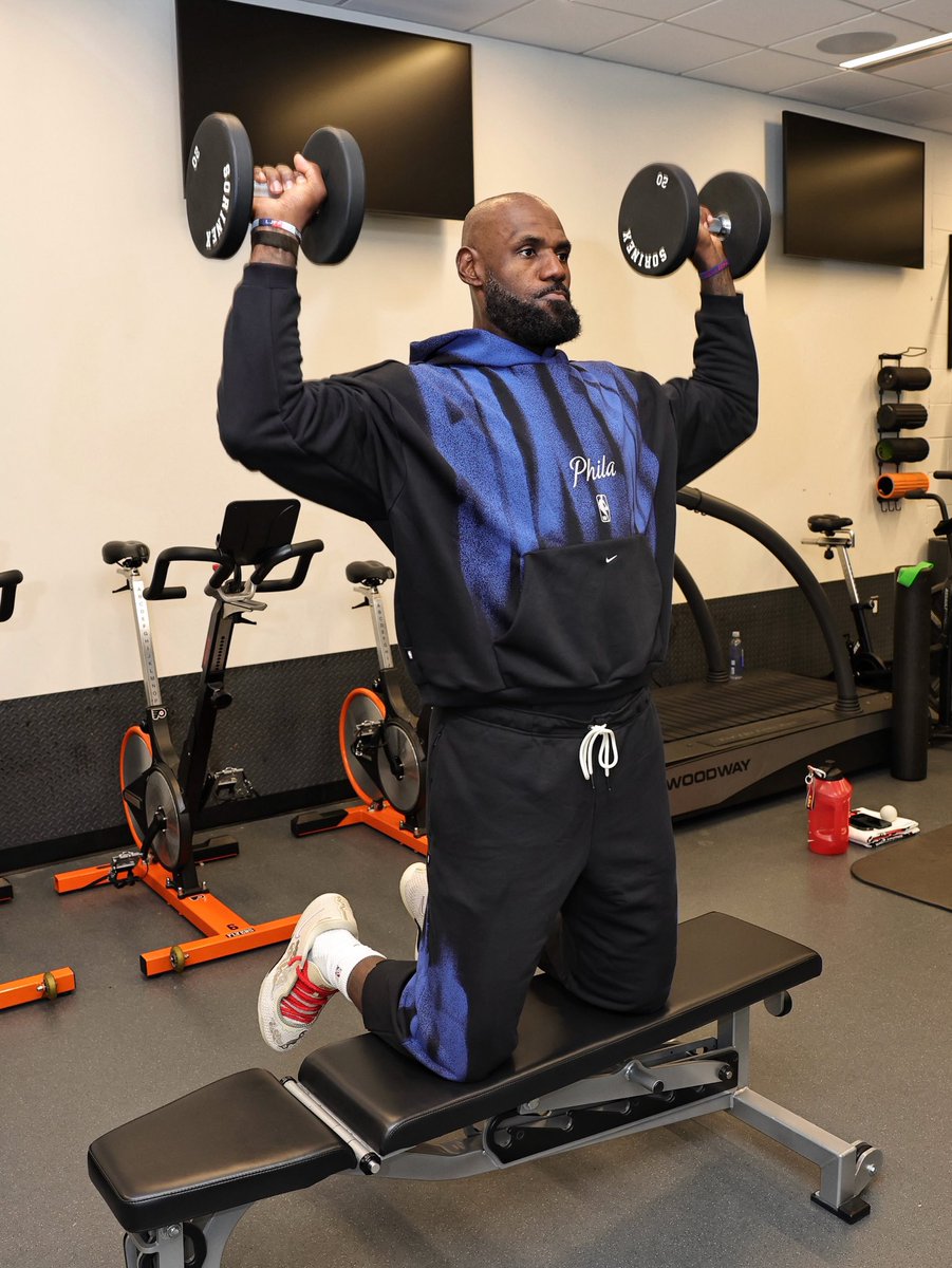 Bronupdates's tweet photo. GOAT 👑🐐🔥🔥 https://t.co/twY7z1JfSz