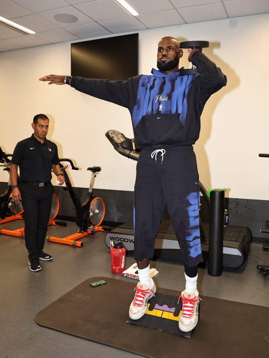 Bronupdates's tweet photo. GOAT 👑🐐🔥🔥 https://t.co/twY7z1JfSz