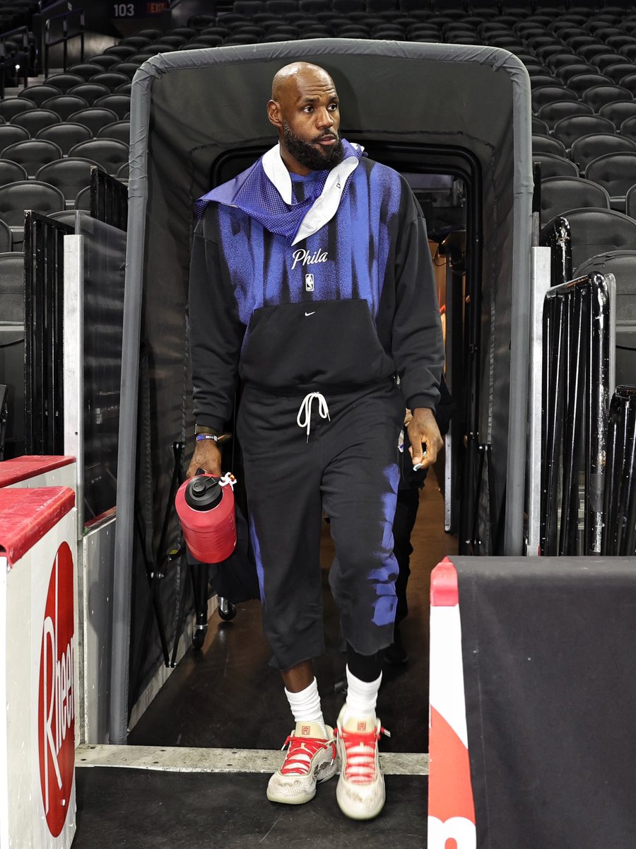 Bronupdates's tweet photo. GOAT 👑🐐🔥🔥 https://t.co/twY7z1JfSz