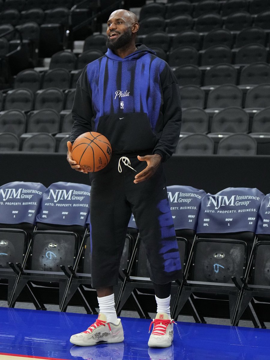 Bronupdates's tweet photo. GOAT 👑🐐🔥🔥 https://t.co/twY7z1JfSz