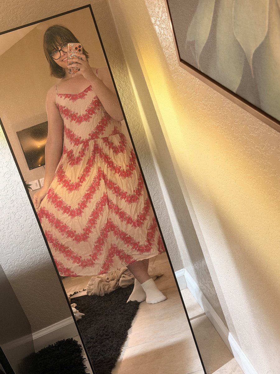 h3lena's tweet photo. Wrinkly dress, but still dressed to impress 🥰 #selfie https://t.co/bL2ouhFolf