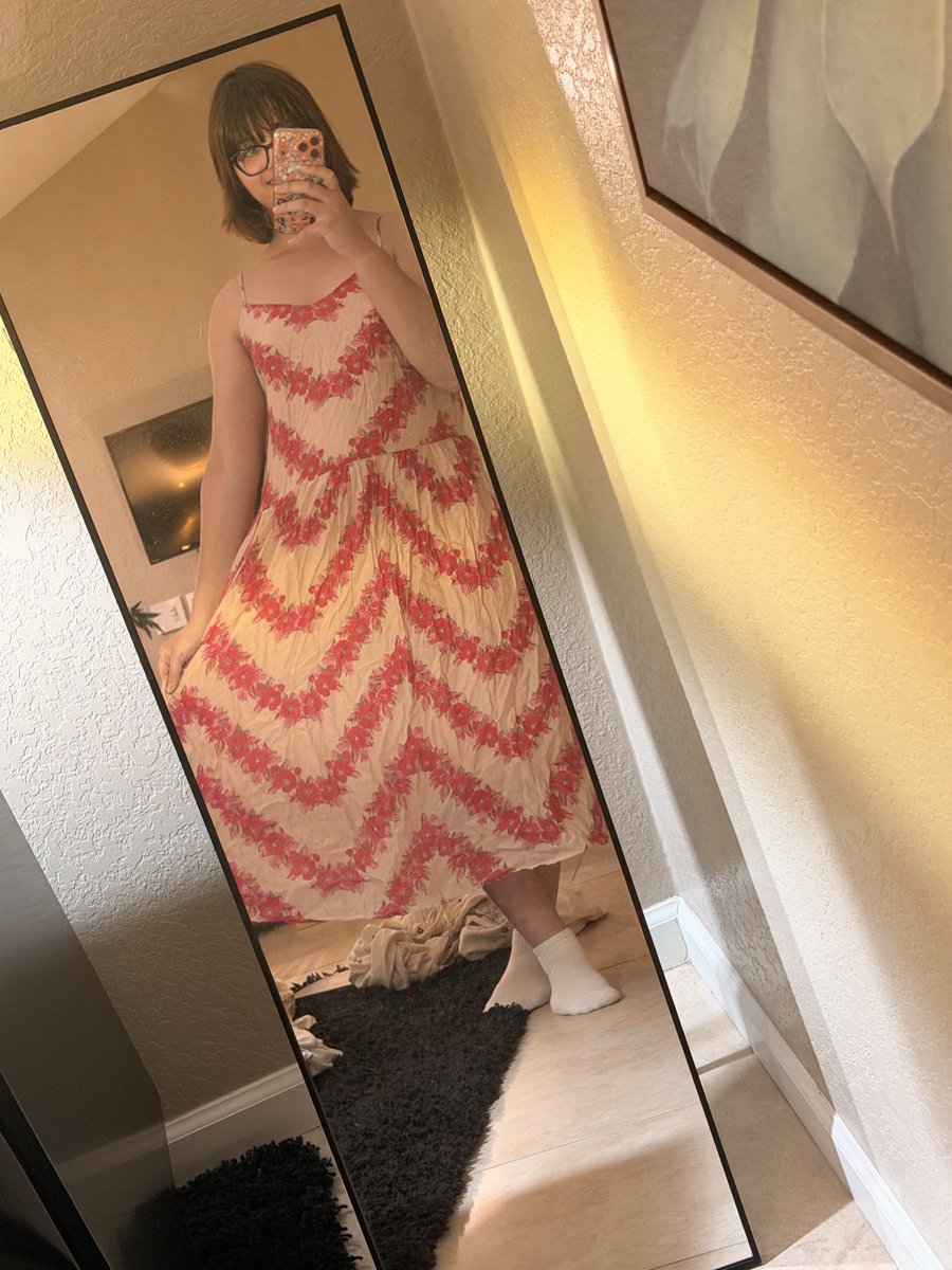 h3lena's tweet photo. Wrinkly dress, but still dressed to impress 🥰 #selfie https://t.co/bL2ouhFolf