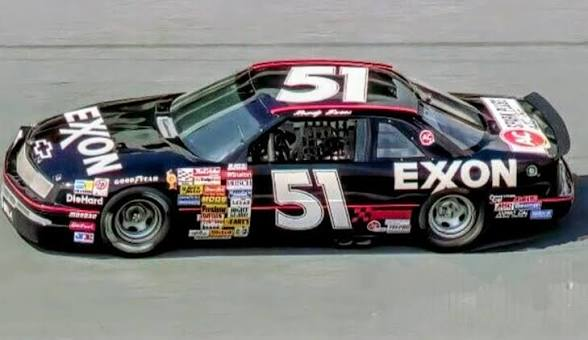 BaguetteDesigns's tweet photo. Noticed something:

The 51 in Days of Thunder spins at Darlington, but the number changes directions between shots. The only time the front-facing 51 makes an appearance is at Darlington (though both do, so one must have broke)

Both versions were entered in races, funny enough https://t.co/mLTpCsyCpV