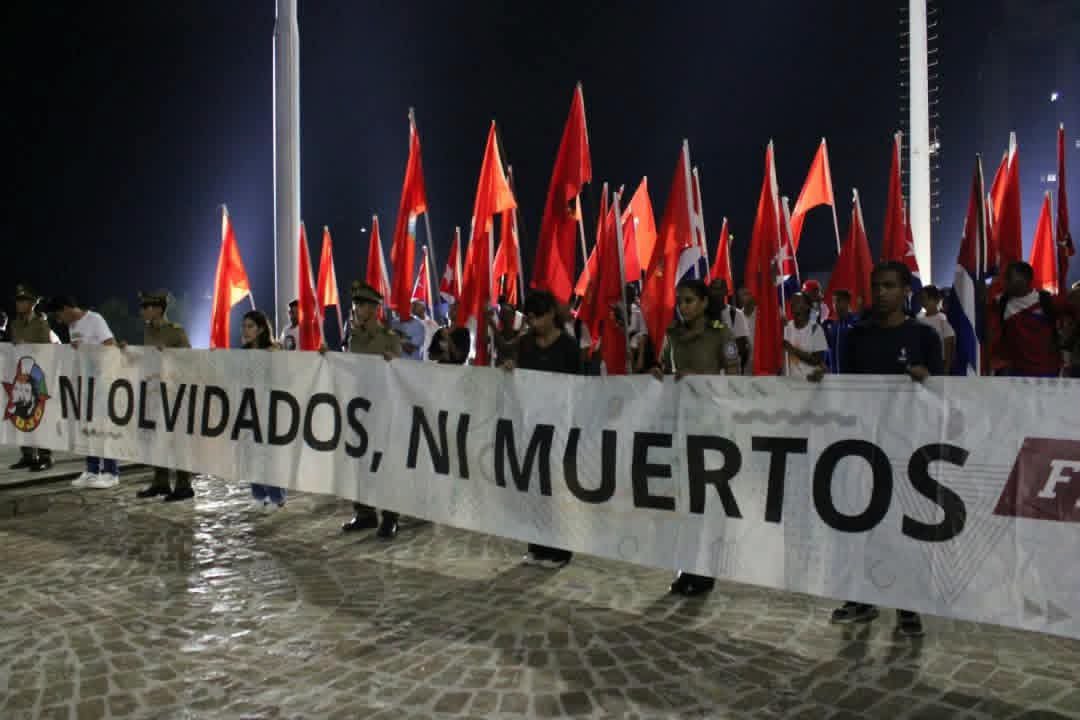 MinfarC's tweet photo. 🇨🇺Los jóvenes rinden homenaje esta noche a las víctimas del Crimen de Barbados, próximo a cumplirse 50 años de aquel hecho que segó 73 vidas, incluidos los jóvenes atletas que regresaban con sus medallas de oro.
#Cuba https://t.co/9IFGk6gkip