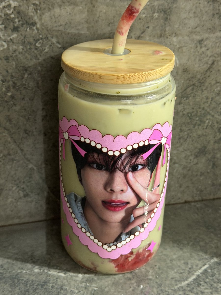 miinseookie's tweet photo. @cheonii77 sabe increíble cheoni, y lo mejor es que no agregue endulzante, solo lo q ya tenia el matcha y la fresa, pruébalo de vd, es lo más rico del mundo y ahí mi vasito de jungwon 🥳 https://t.co/0xQB0WPzFx