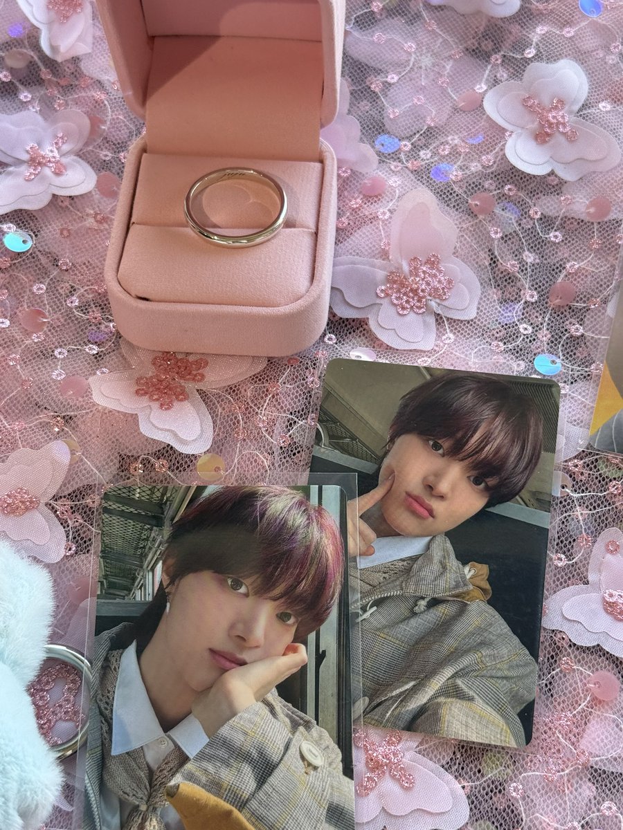 mdkki__'s tweet photo. Hi guys, I posted I while ago about my jewelry business. At first I was doing kpop inspired but now I'm gonna be making custom Kpop jewelry where you can engrave whatever you want! your bias name, favorite lyric, group name, a word, a date, literally anything 🩷 #andteam #kpop https://t.co/FzT8MKsYfz