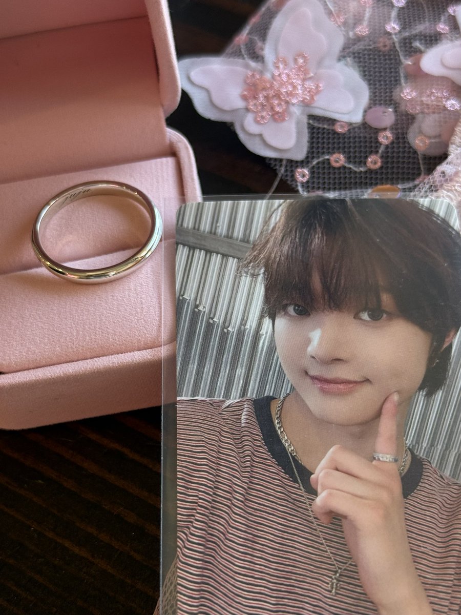 mdkki__'s tweet photo. Hi guys, I posted I while ago about my jewelry business. At first I was doing kpop inspired but now I'm gonna be making custom Kpop jewelry where you can engrave whatever you want! your bias name, favorite lyric, group name, a word, a date, literally anything 🩷 #andteam #kpop https://t.co/FzT8MKsYfz