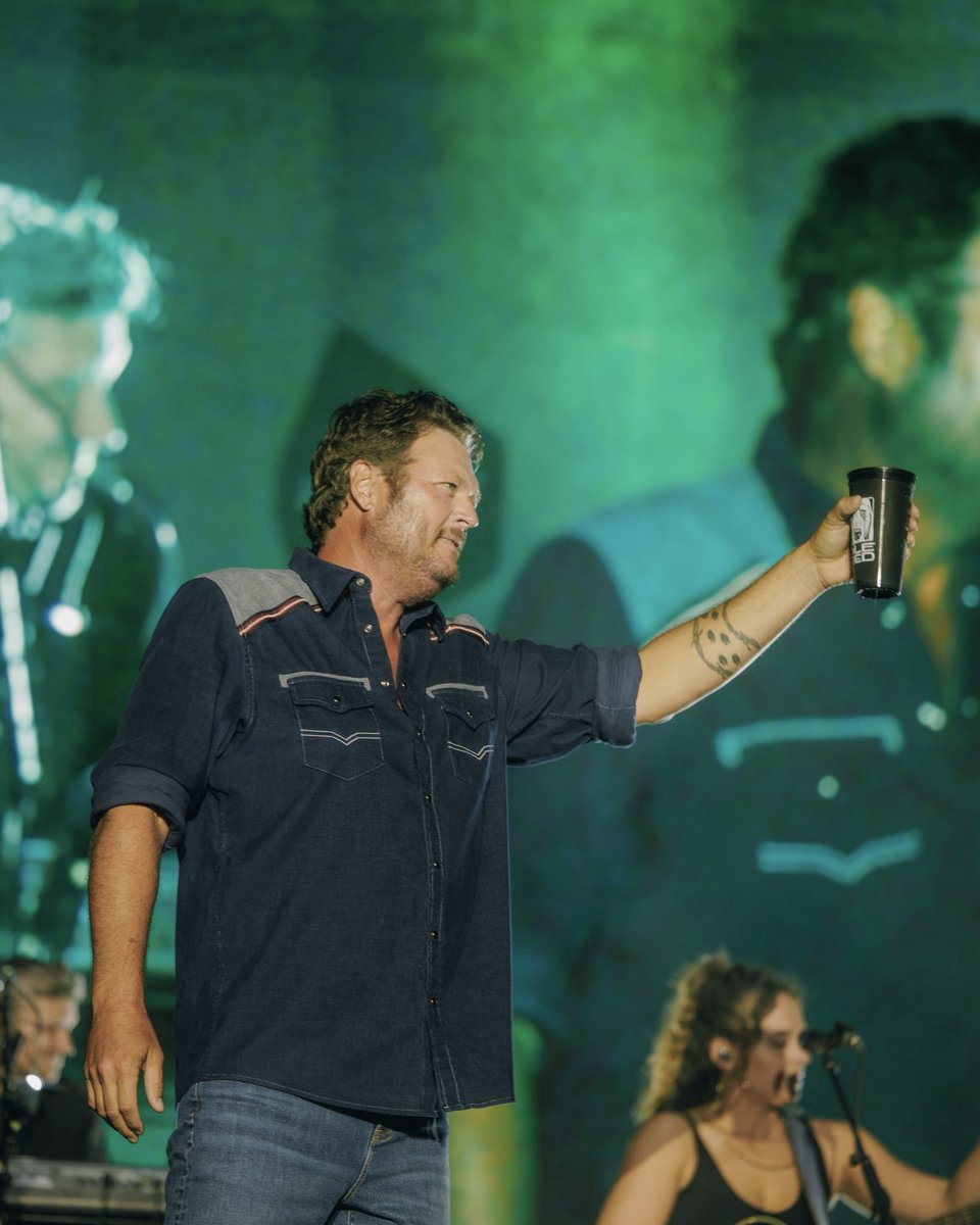 blake3028's tweet photo. One picture, one smile, and a whole lot of country music memories. 🤠🎵 https://t.co/y6JfC6hEFj