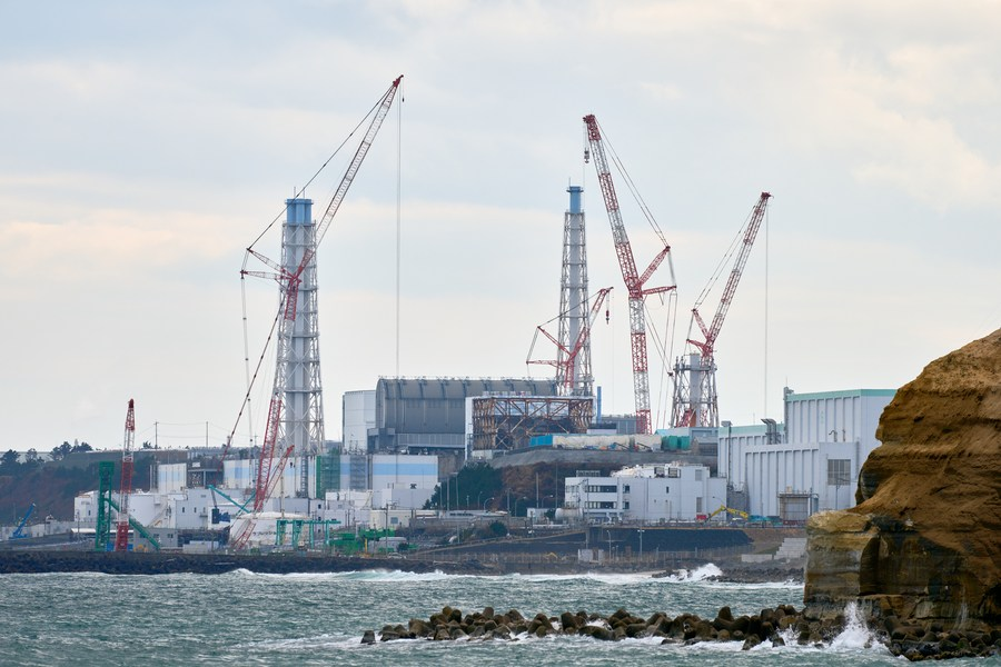 PDChinese's tweet photo. 【日本開始第24輪核污染水排海】日本東京電力公司5日啟動福島第一核電站新一輪核污染水排海，這是2026財年第6輪也是總計第24輪核污染水排海。

綜合福島當地媒體報道，預計本輪核污染水排放將持續至本月23日，排放總量約7800噸，含放射性氚總量約1.2萬億貝克勒爾。

東京電力公司此前發布的資料顯示，公司計劃2026財年排放核污染水8次，總量約6.24萬噸。

2023年8月，日方無視國際社會的強烈質疑和反對，單方面強行啟動福島第一核電站核污染水排海，截至目前共完成23輪核污染水排海，累計排放量約18.1萬噸。