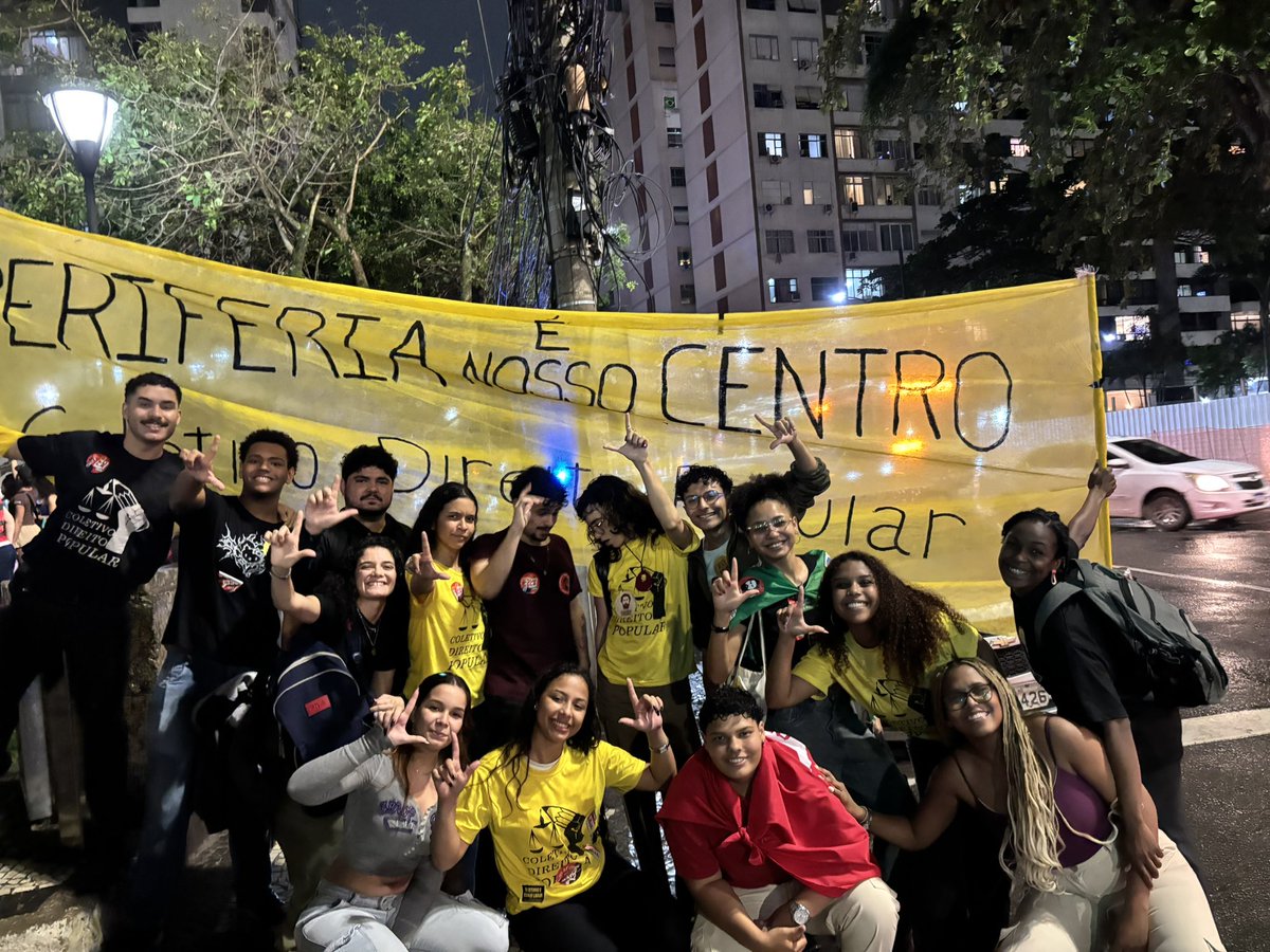 miomercutio's tweet photo. universidade federal porra
ser jovem é revolucionário 
ser revolucionário é não ser derrotista 
vamos à luta!!!!!!!!! https://t.co/Q75WCanEps