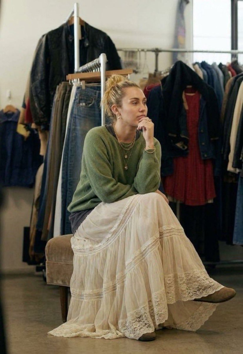 MileyCyrusBR's tweet photo. Miley foi vista em algumas lojas de brechó em LA. Vem aí looks pro palco no Hollywood Bowl? https://t.co/8xgnY7iV4J