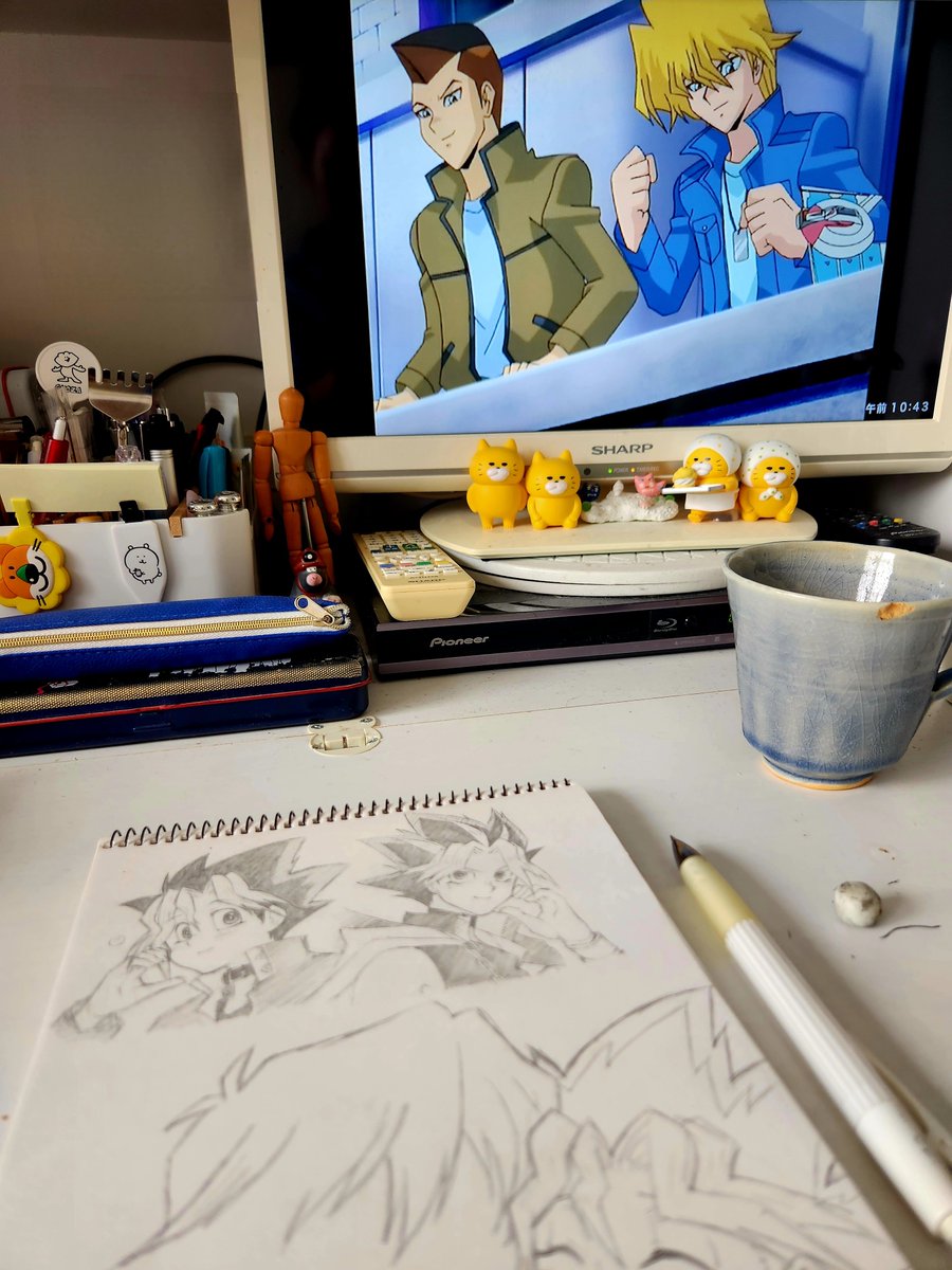 kai_n31's tweet photo. 漫画拡げながらだと描けないからアニメ見ながら練習してるんだけど、じょうのうちくんが反対向いてくれないから絵が進まない https://t.co/LztAN2Qo7E