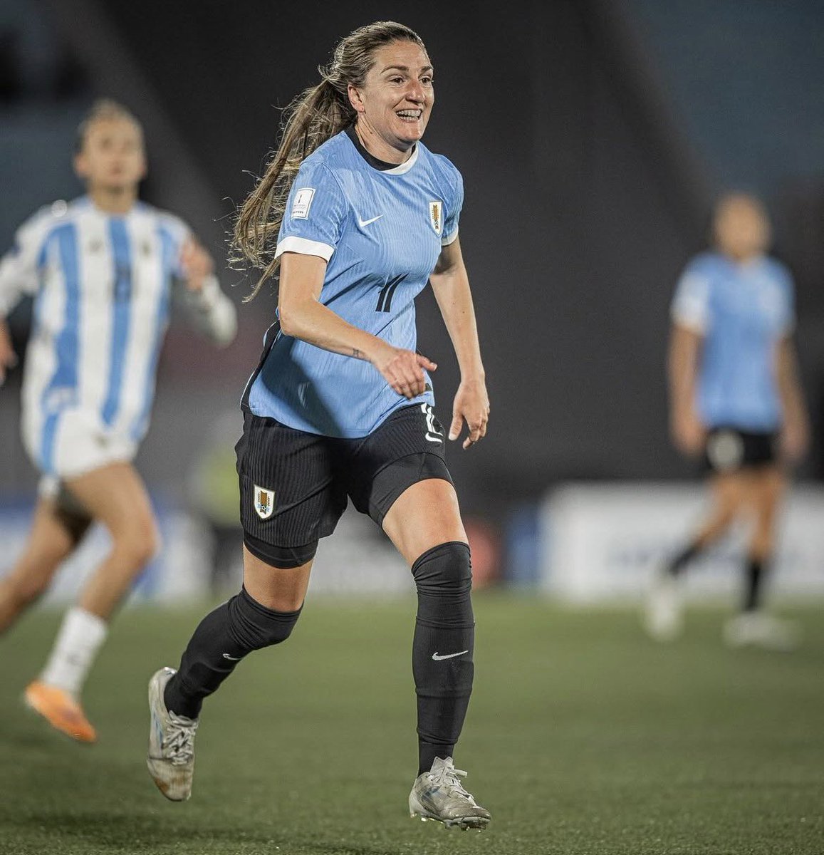 Mathig92's tweet photo. 🏆PREMIO CHARRÚA

Sofía Oxandabarat se quedó con el Premio Charrúa en el fútbol femenino

🠲Junto a Mariana Pion, Esperanza Pizarro, Rossana Soria y Sarita Figueras son las que más veces lo obtuvieron con 2 veces

🠲Oxandabarat, Pizarro y Figueras lo hicieron de forma consecutiva https://t.co/nxx7QdEZ7X