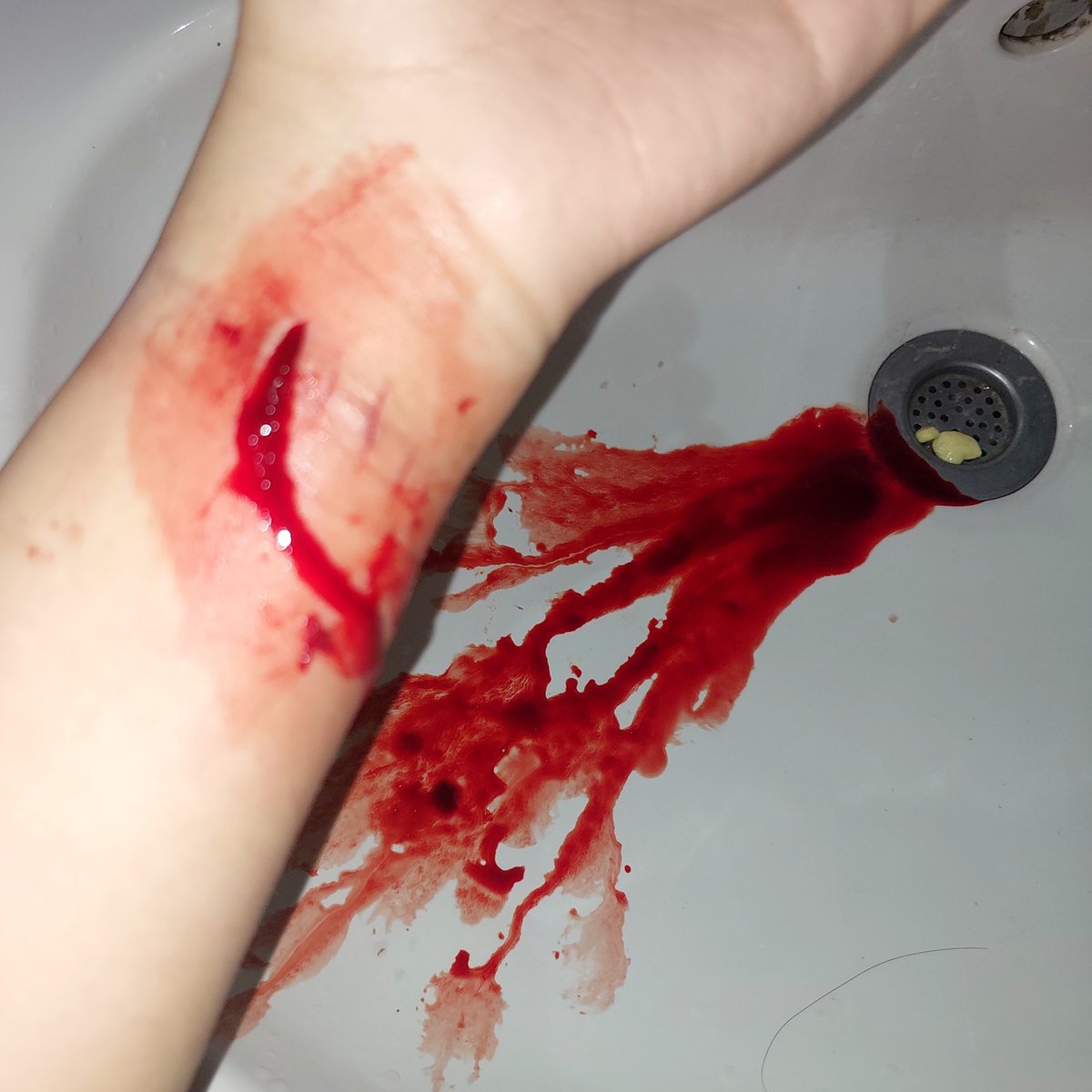 bsemetric's tweet photo. My sfx makeup is getting better  #shrtwt https://t.co/cfwEBRQQAo