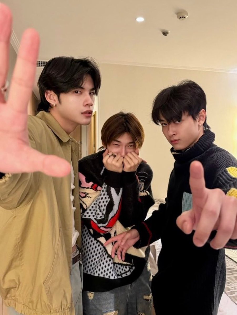 nanghsuhaneul's tweet photo. ยิ่งเห็นตี๋ตี๋ นอร์ท เวฟอยู่ด้วยกัน ก็ยิ่งคิดถึงด้วง เจมี่ แปะมากกก 🥹 เหมือนพอเห็นสามคนนี้อยู่ด้วยกันทีไร ภาพของด้วง เจมี่ แปะก็ลอยขึ้นมาในหัวตลอดเลยยย คิดถึงทั้งเสียงหัวเราะ ความวุ่นวาย แล้วก็ตอนที่ชอบแกล้งกันไปมา คิดถึงสามคนนี้มากจริงๆ แล้วก็ชอบมิตรภาพแบบนี้มากกก https://t.co/sCC3jdX0lK