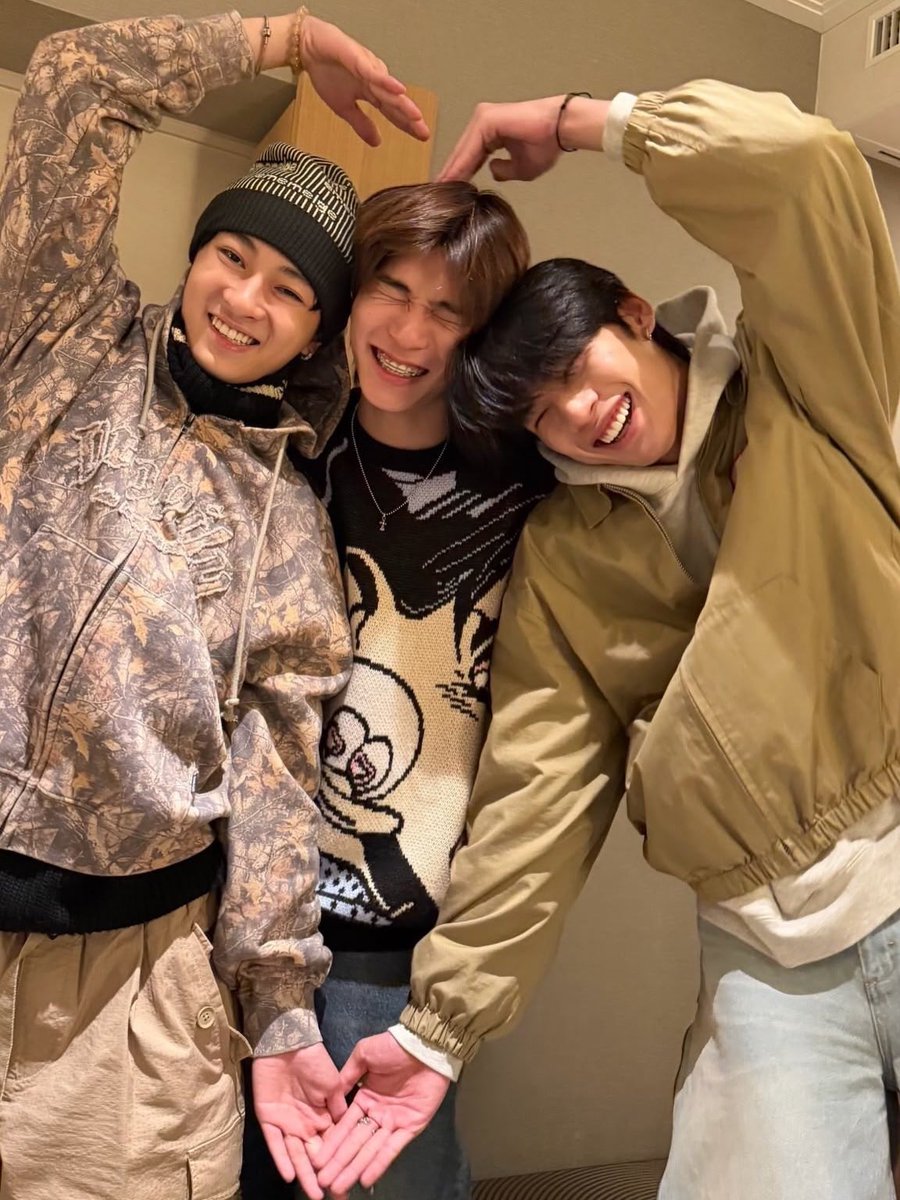 nanghsuhaneul's tweet photo. ยิ่งเห็นตี๋ตี๋ นอร์ท เวฟอยู่ด้วยกัน ก็ยิ่งคิดถึงด้วง เจมี่ แปะมากกก 🥹 เหมือนพอเห็นสามคนนี้อยู่ด้วยกันทีไร ภาพของด้วง เจมี่ แปะก็ลอยขึ้นมาในหัวตลอดเลยยย คิดถึงทั้งเสียงหัวเราะ ความวุ่นวาย แล้วก็ตอนที่ชอบแกล้งกันไปมา คิดถึงสามคนนี้มากจริงๆ แล้วก็ชอบมิตรภาพแบบนี้มากกก https://t.co/sCC3jdX0lK
