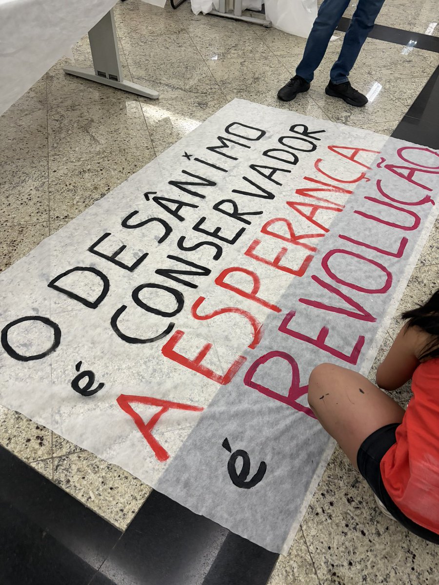 vaidesmaiar's tweet photo. O desanimado é conservador, a esperança é revolução! Animem-se! Se cada um conseguir conversar com um trabalhador, com alguém do bairro, já faz diferença!!! https://t.co/vSSJH2GImB