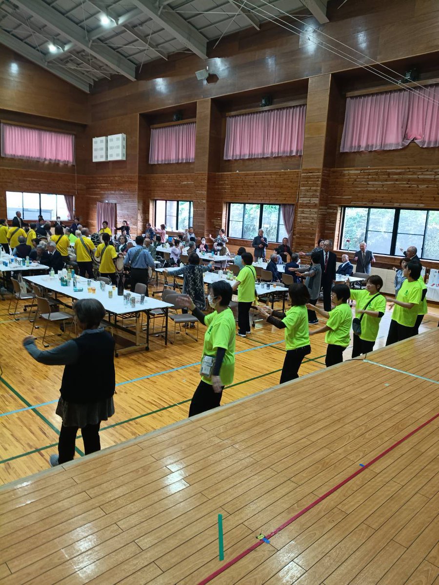 kokuji_chou's tweet photo. 10月4日、小久慈町敬老会がまちづくり協議会女性部の主導により盛大に開催されました。
#小久慈保育園 #小久慈小学校 #長内中学校 #コーラスけやき のほか各町内会の皆さんによるアトラクション。最後は #ナニャドヤラ で締めくくりました。
#久慈市 #小久慈 #敬老会 #Cherish https://t.co/ICR1t1A6GZ