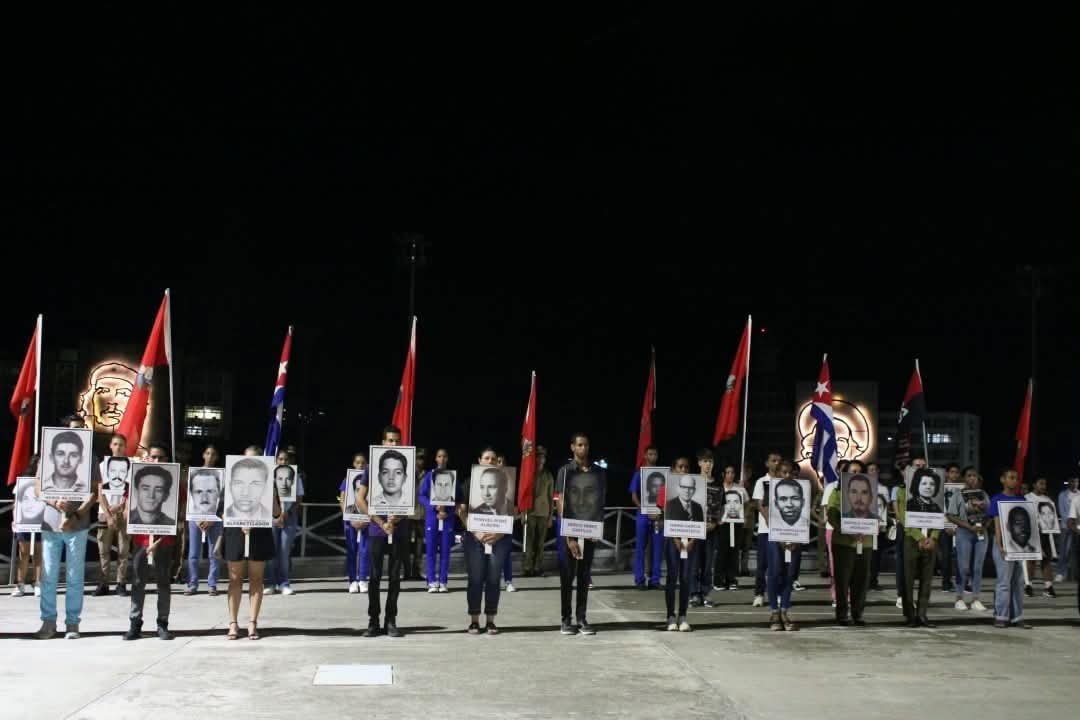 minint_cuba's tweet photo. Los jóvenes rinden homenaje esta noche a las víctimas del Crimen de Barbados, próximo a cumplirse 50 años de aquel hecho que segó 73 vidas, incluidos los jóvenes atletas que regresaban con sus medallas de oro.🖤
VIgilia de la juventud cubana reafirma que #CubaNoOlvida #UJCdeCuba https://t.co/GzmWqEIqjJ